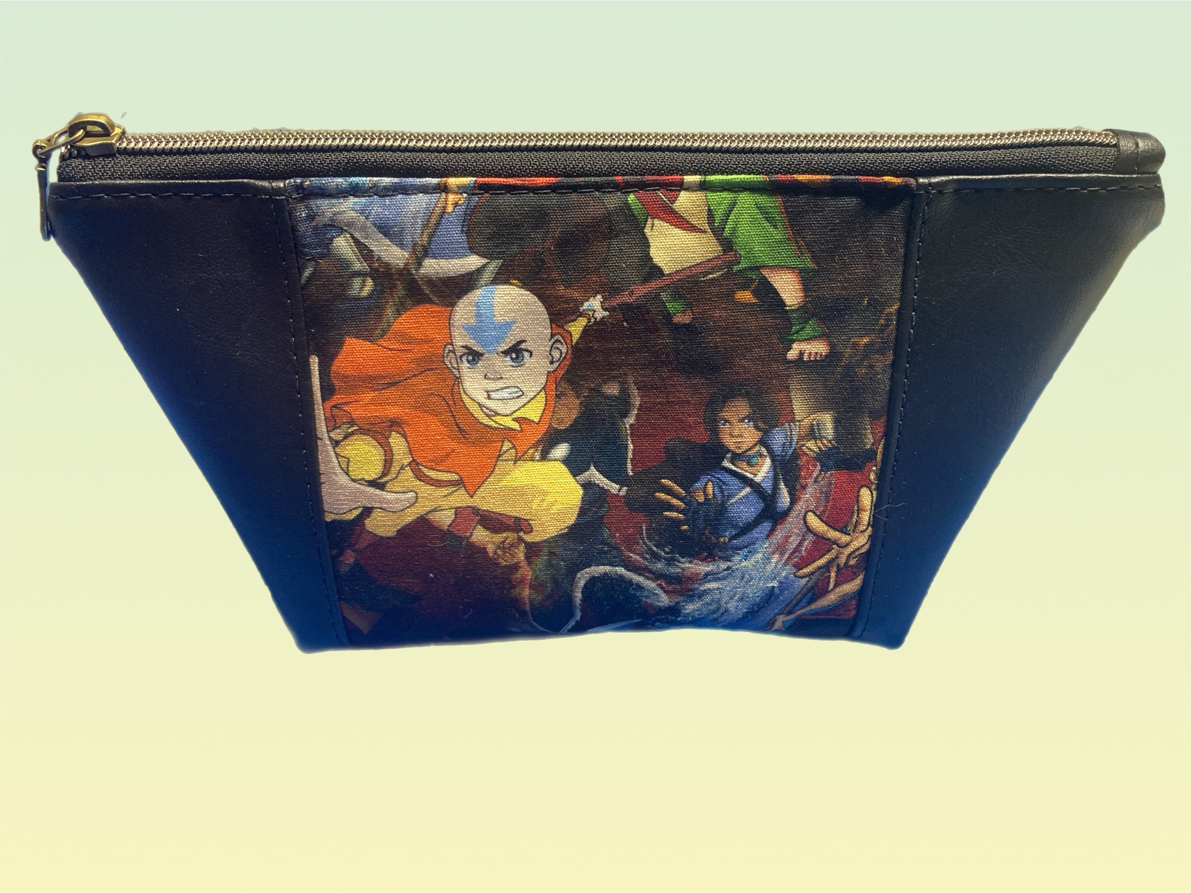 Zippered pouch av