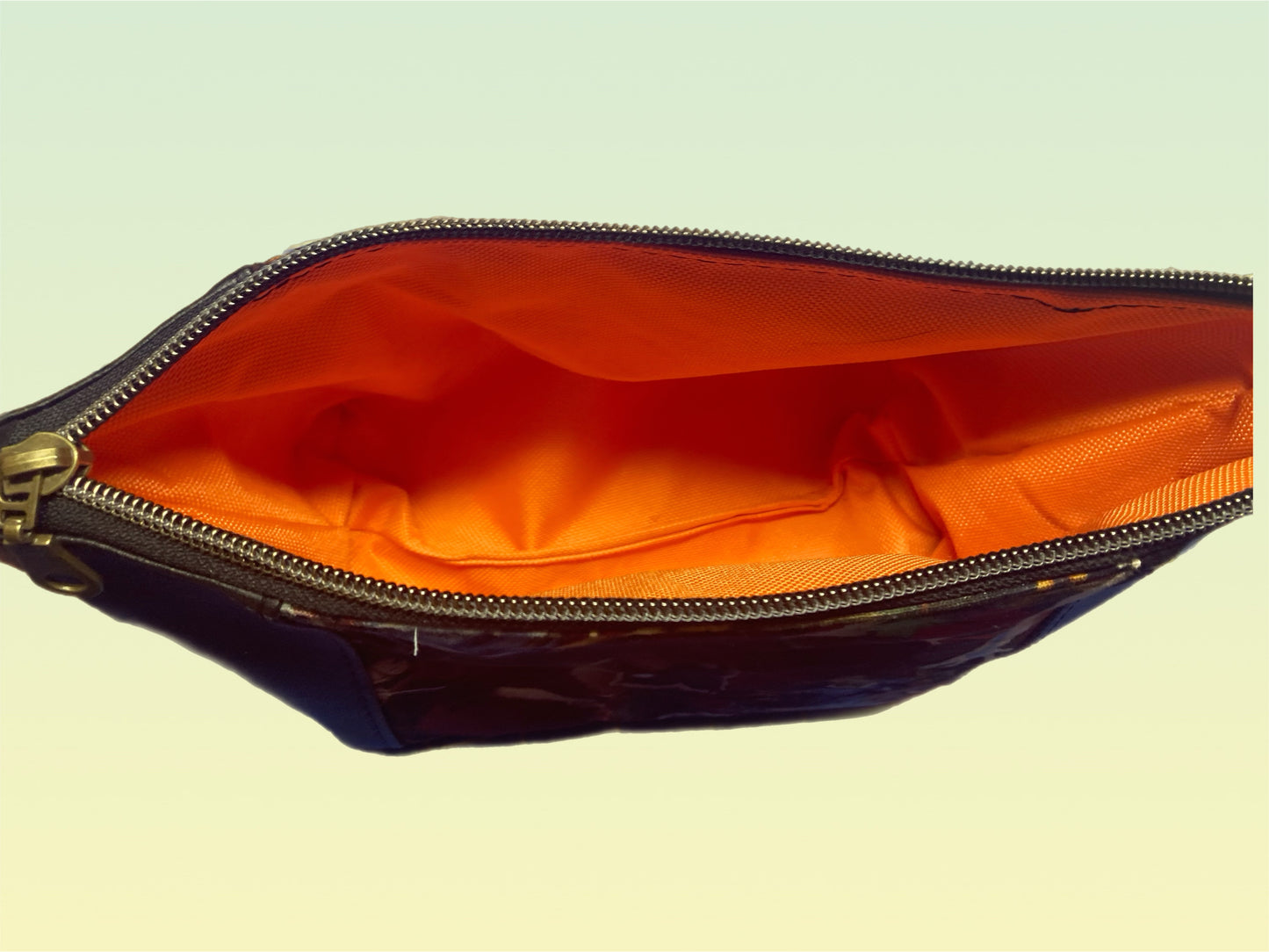 Zippered pouch av